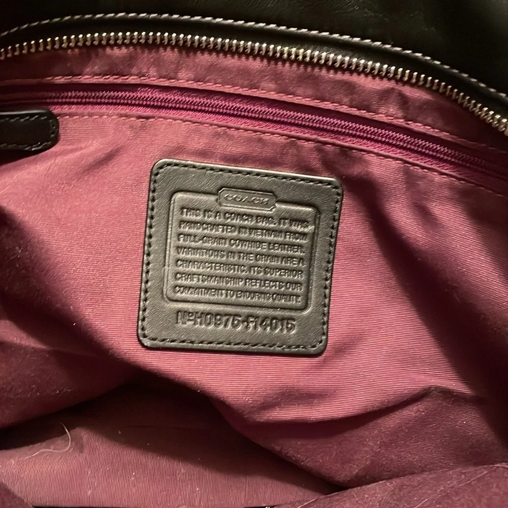 Coach black leather bag with detachable shoulder straps and gold buckles - Picture 8 of 9